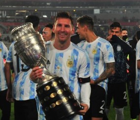 FB体育-美洲杯夺冠纪念赛变超越贝利赛，梅西边哭边快乐