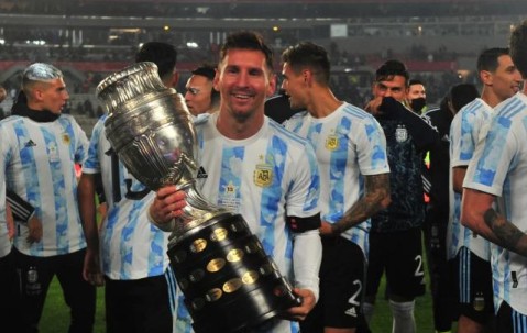 FB体育-美洲杯夺冠纪念赛变超越贝利赛，梅西边哭边快乐