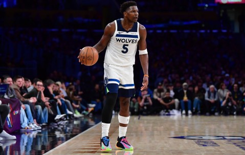 体育新闻-场均29.7分5.1板！明天森林狼战雷霆 爱德华兹因右膝酸痛出战成疑