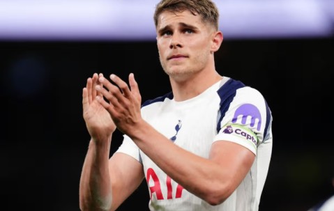 FBSports官方网站-范德文牵手英国模特艾拉，世界杯她将站队荷兰？